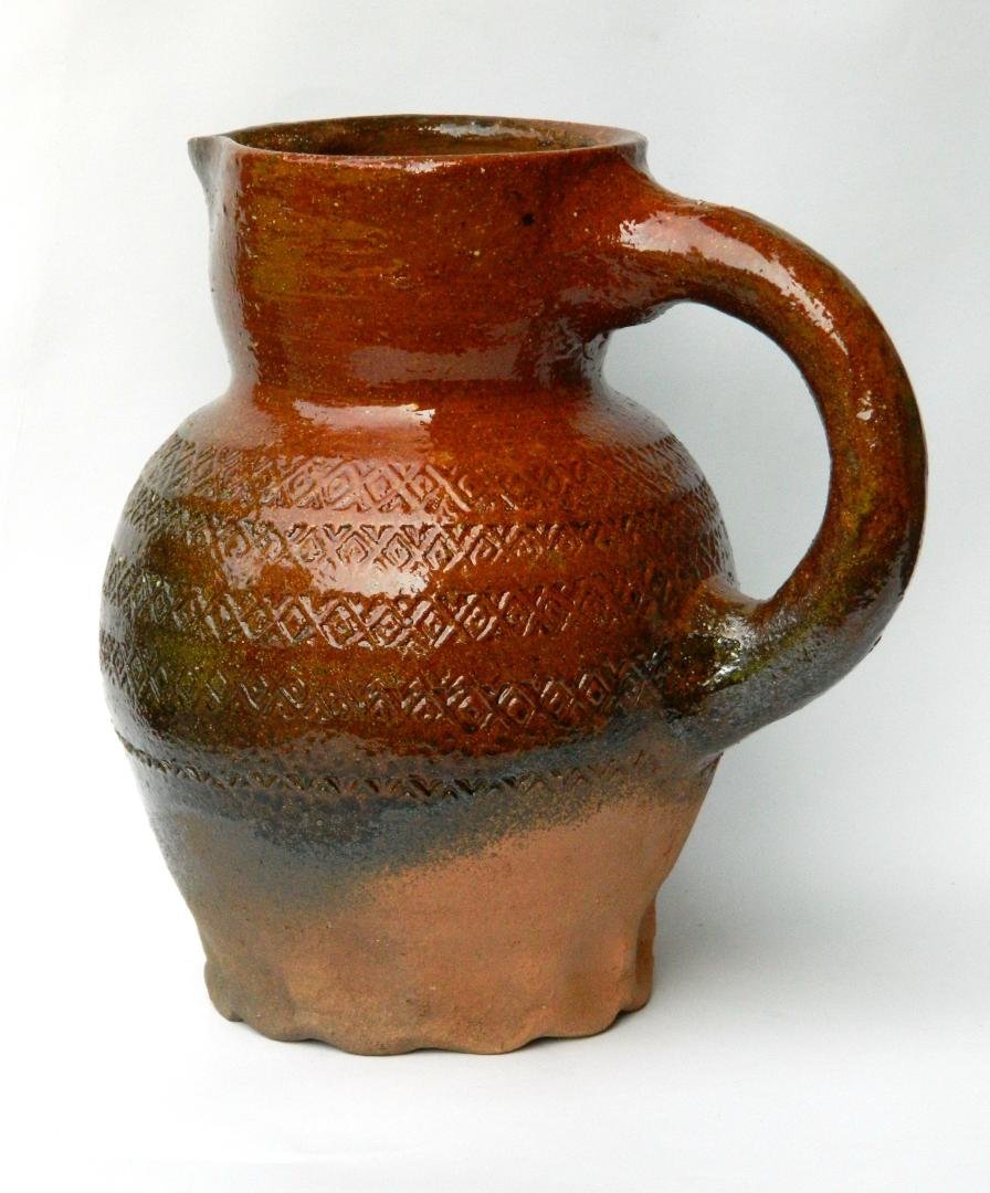 Attēls no publikācijas: 5.&nbsp;att. Viduslaiku grezni rotātās krūzes atdarinājums pēc flāmu keramikas parauga, izgatavots, atdarinot Turaidā atrastās kannas rotājuma rakstu. Izgatavojusi un fotografējusi B. Dumpe, 2018.