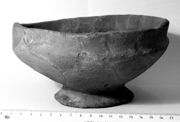  7.&nbsp;att. Bļoda uz kājas: restaurēts trauks. Foto: B.&nbsp;Dumpe