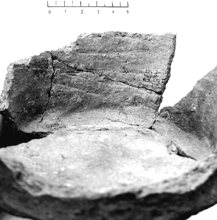  5. att. Trauka iekšpuse – mīksta virsma gludināta/spodrināta ar asšķautņainu priekšmetu. Foto: B.&nbsp;Dumpe